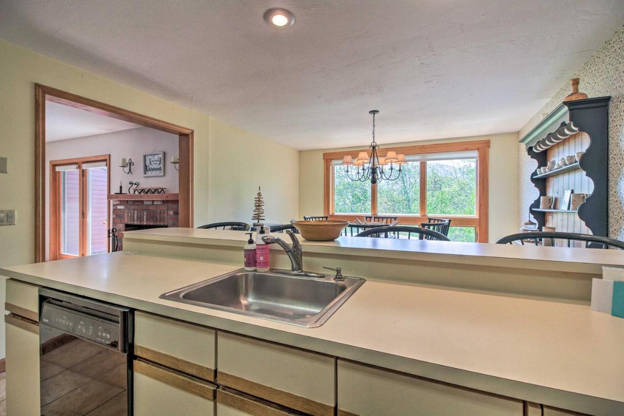 Timber Creek Townhome With 2 Decks And Mtn Views! West Dover Eksteriør billede
